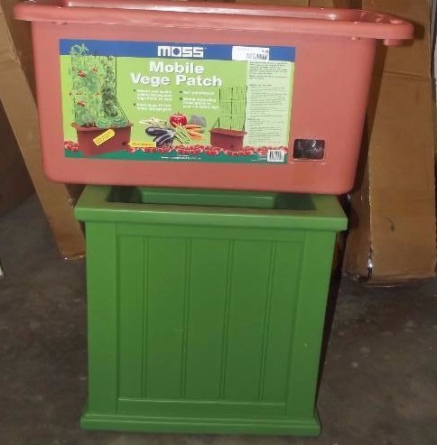 lot 9100 image: Gardening Goods Lot