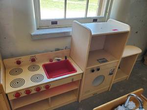 lot 27537 image: Childrens Play Kitchen