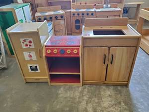 lot 27540 image: 3 Piece Childrens Kitchen