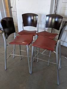 lot 27591 image: 4 Bar Height Stools with Backs