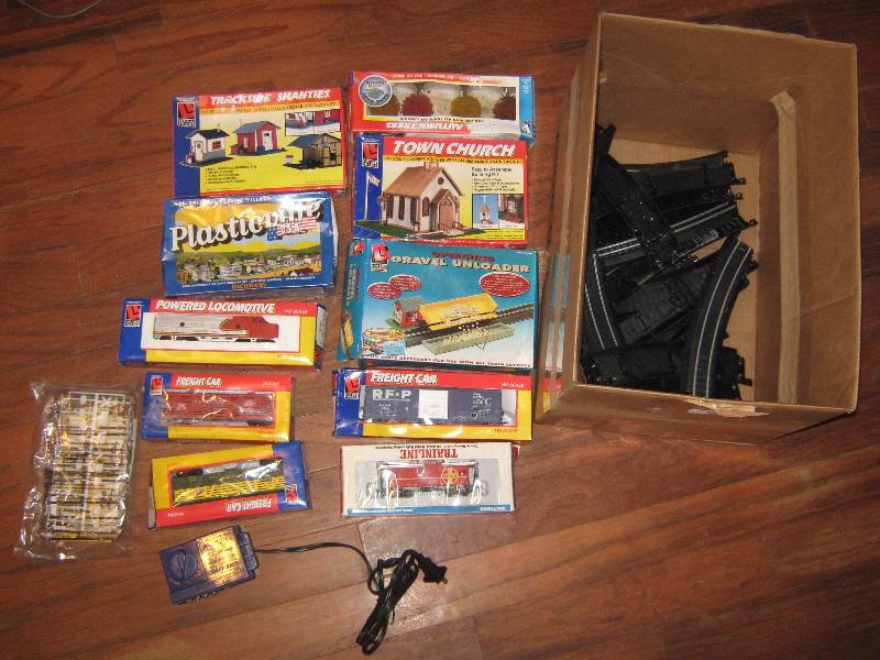 lot 5010 image: Train lot- Lifelike Trains Freight Hauler Train set HO Scale