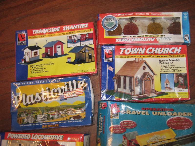 Train lot- Lifelike Trains Freight Hauler Train set "HO 