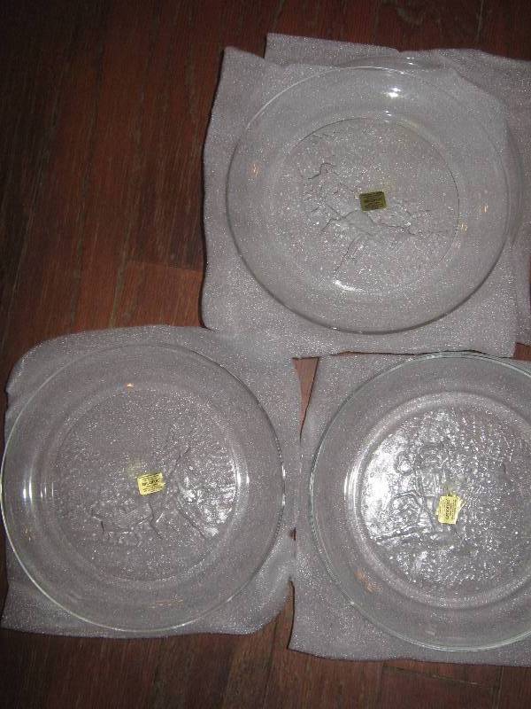 lot 5013 image: 8 ct. lot Arcovoc Salad Plates with Winter Sleigh Scene