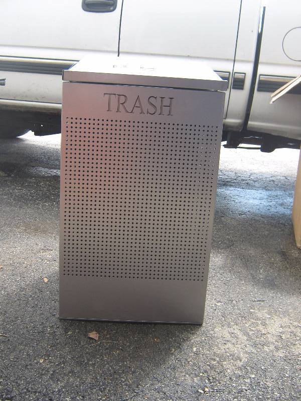 lot 5134 image: Rubbermaid Metal trash can, heavy gauge steel, hinged top, removable plastic bin 29 gallon cap. 33 tall 16 x 16
