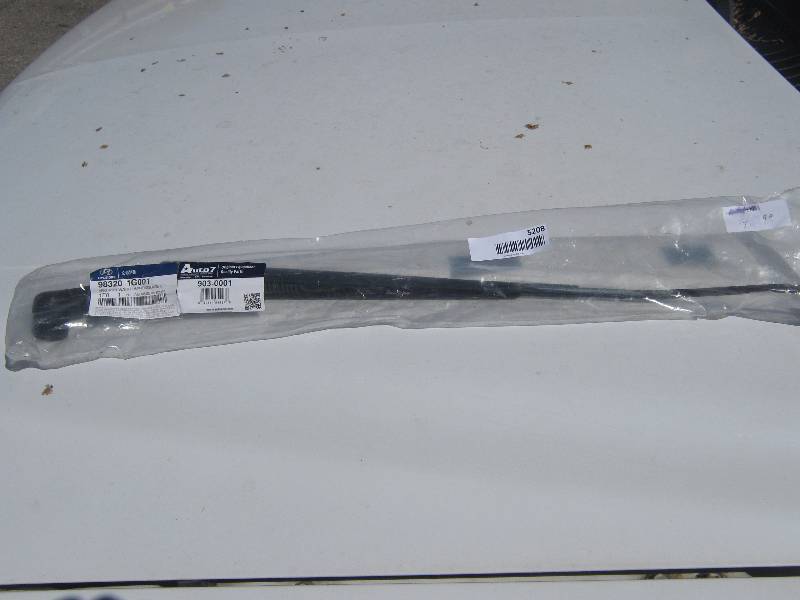lot 5208 image: Hyundai Windshield Wiper Arm Passenger Assembly 98320 1G001