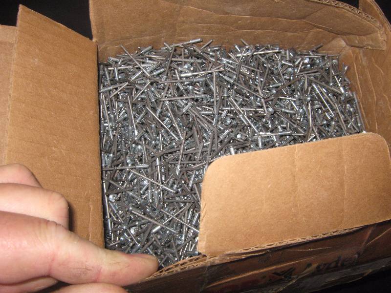 lot 5261 image: Case Pop Rivets over 10,000 0.1290.133 coated steel, SD43BS