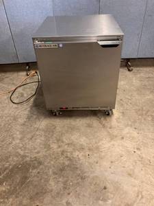 lot 1581 image: Beverage Air undercounter cooler casters