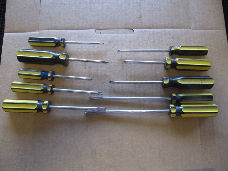 lot 1039 image: 10 Assorted Screwdrivers
