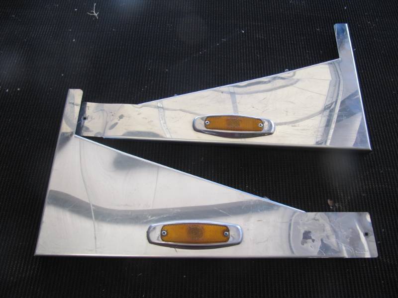lot 1535 image: Peterbilt Sleeper Chrome skirts