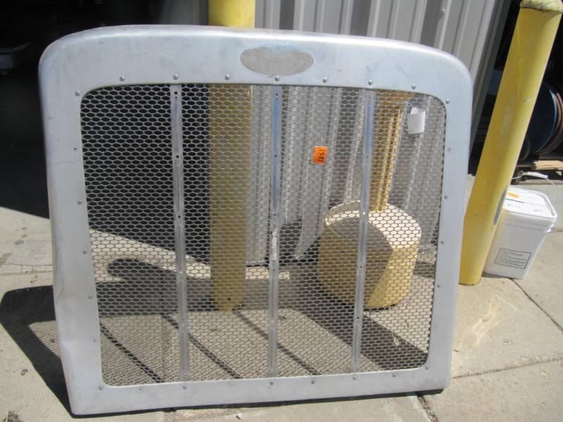 lot 1587 image: PETERBILT GRILLE AND TRIM INSERT 389