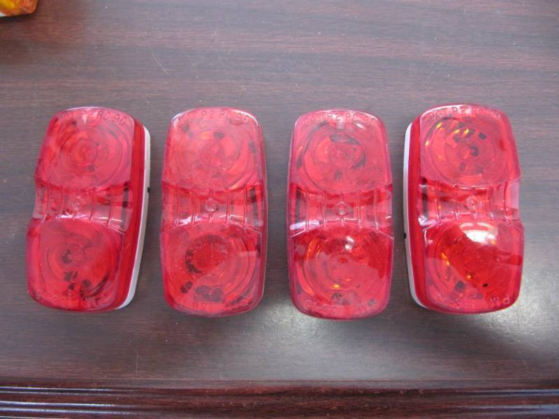 lot 1811 image: 4 AMBER TRUCKTRAILERRV MARKER LIGHTS