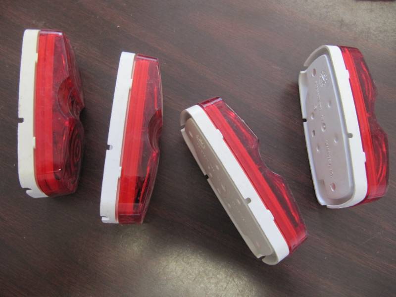 lot 1812 image: 4 RED TRUCKTRAILERRV MARKER LIGHTS