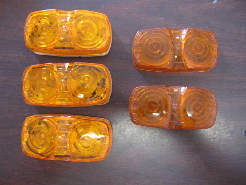 lot 1813 image: 4 RED TRUCKTRAILERRV MARKER LIGHTS