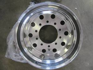 lot 1001 image: BRAND NEW ALCOA ACCURIDE 22.5 X 14.0 Aluminum WHEEL (Still in BOX)