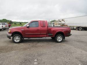 lot 1016 image: 1999 Ford Short Bed Flare-Side 4x4 True Miles Unknown
