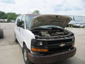 lot 1021 image: 2003 Chevrolet  EXPRES 3500 Work Van - TOOL BINS AND EASY ACCESS SIDE PANELS