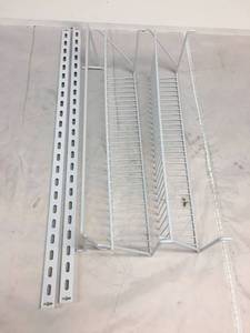 lot 3015 image: Wire Storage Rack with 2 Shelves & 1 Rod