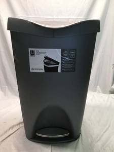 lot 3018 image: Umbra Brim Step Trash Can - 13 Gallon