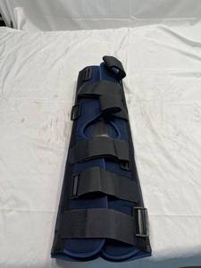 lot 1084 image: United Surgical 3-Panel Knee Immobilizer 24