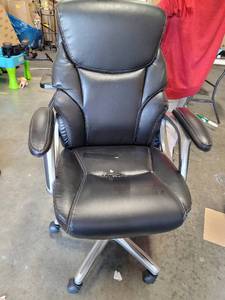 lot 1746 image: Black Office Chair