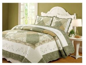 lot 4603 image: The Gray Barn Crosskeys Patchwork 3-piece King Quilt Set- Retail$89.49