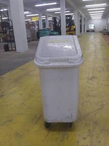 lot 4838 image: Rubbermaid Dry Ingredients Bin Used