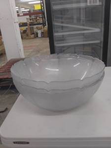 lot 4858 image: 3 Polycarbonate Salad Bowls