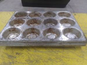 lot 7062 image: 4 Muffin Pans
