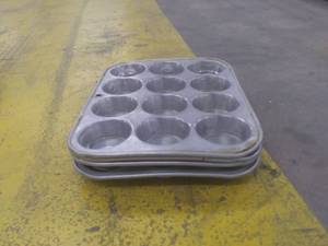 lot 7063 image: 4 Muffin Pans