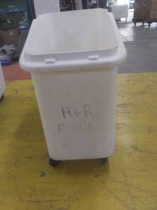 lot 7065 image: Rubbermaid Dry Ingredients Bin