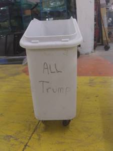 lot 7066 image: Rubbermaid Dry Ingredients Bin