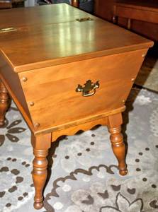 lot 5200 image: Vintage Baumritter Colonial Design Dough Box End Table 27.5 X 18 X 24