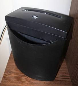 lot 5234 image: Black and Decker Paper Shredder and Can - Works