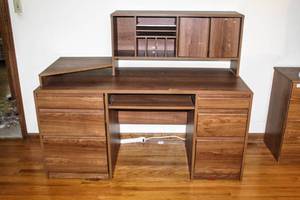 lot 5233 image: Faux Wood Desk with Top Organizer, Pull-Out Lower Shelves