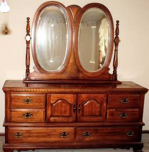 lot 5201 image: Beautiful Sumpter SC Furniture Division, 8 Drawer Dresser with Twin Mirror