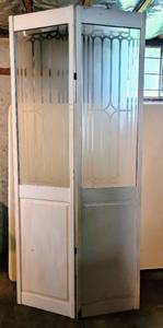 lot 5261 image: Vintage Etched Glass Bi-Fold Door Screen