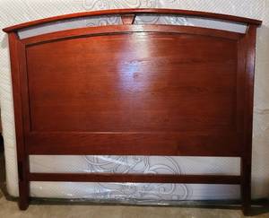 lot 5280 image: Maple Wood Queen-size Headboard  Footboard