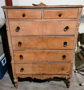 lot 5282 image: Beautiful Antique Dresser