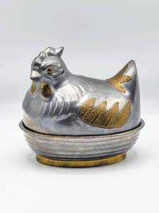 lot 5343 image: Beautiful Hen on Nest Metal with Brass Detail Dish