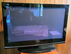 lot 5359 image: 42 Samsung TV on Swivel Base Model  CQ5300Y