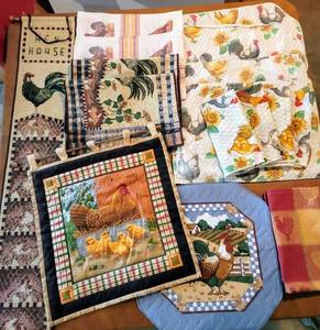 lot 5390 image: Rooster Textiles Lot - Wall Hangings, Placemats  Napkins