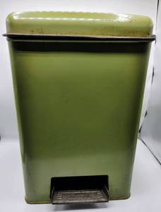 lot 5435 image: Vintage Lincoln BeautyWare Avocado Green Trash Can