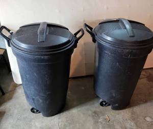 lot 5371 image: (2) Rubbermaid Roughneck Trash Cans