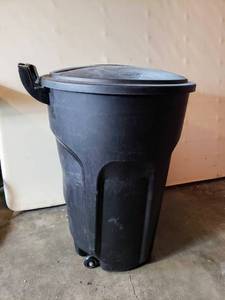 lot 5372 image: Rubbermaid Roughneck Trash Can