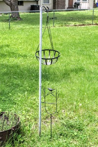 lot 5317 image: Shepherds Hook, Metal Hanging Basket, Metal Wire Bird Garden FlagSignBird Feeder Decorative Post