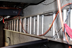 lot 5329 image: Aluminum Extension Ladder (14ft Hanging Height, not extended)