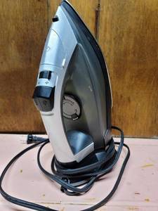 lot 5454 image: Sunbeam Versa Glide CordlessCorded Iron