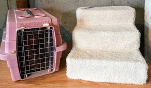 lot 5458 image: Plasticrate I Dog Crate  Doggy Steps