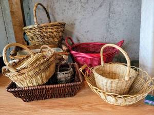 lot 5486 image: Large Lot of Home Decor, Craft Baskets