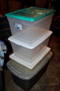 lot 5493 image: (4) Storage Tubs with Lids - Sterilite and Rubbermaid